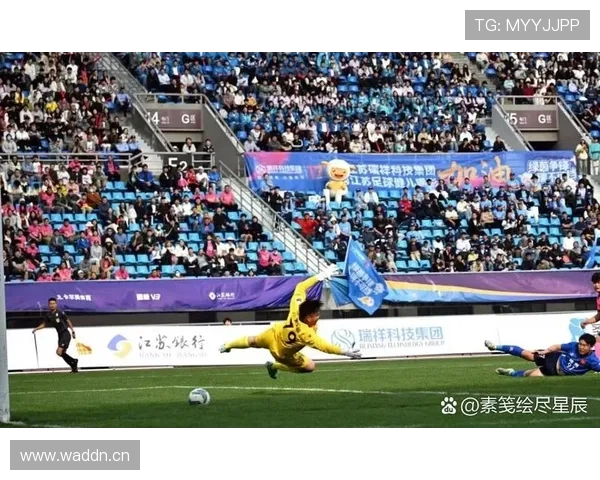 延迟举旗判罚：裁判为何允许错失越位瞬间？